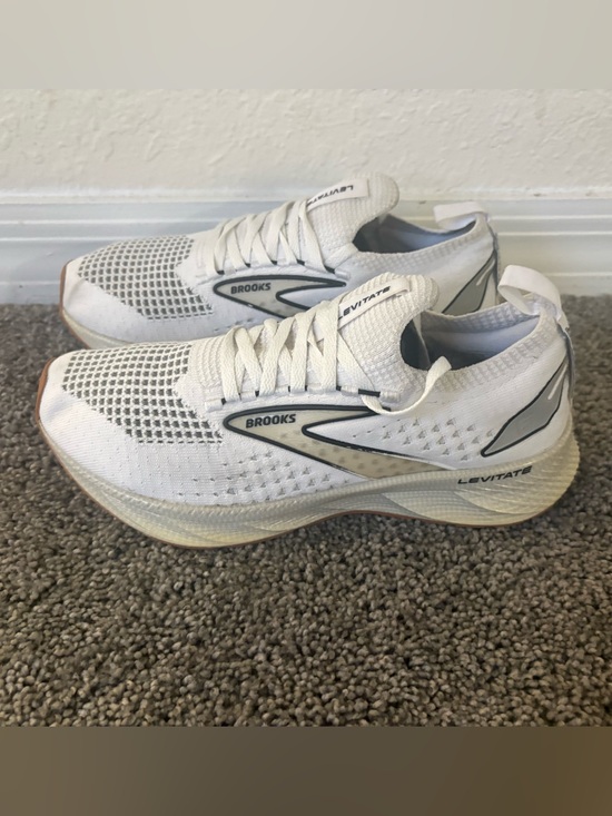 Shoes - Brooks Levitate 6 Size 6
